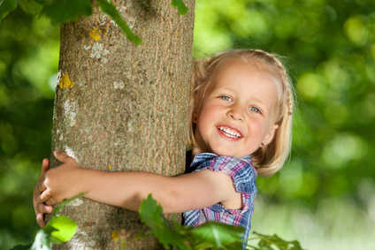 Vecteur bois - Nos valeurs - Petites filles qui sert le tronc d'un arbre